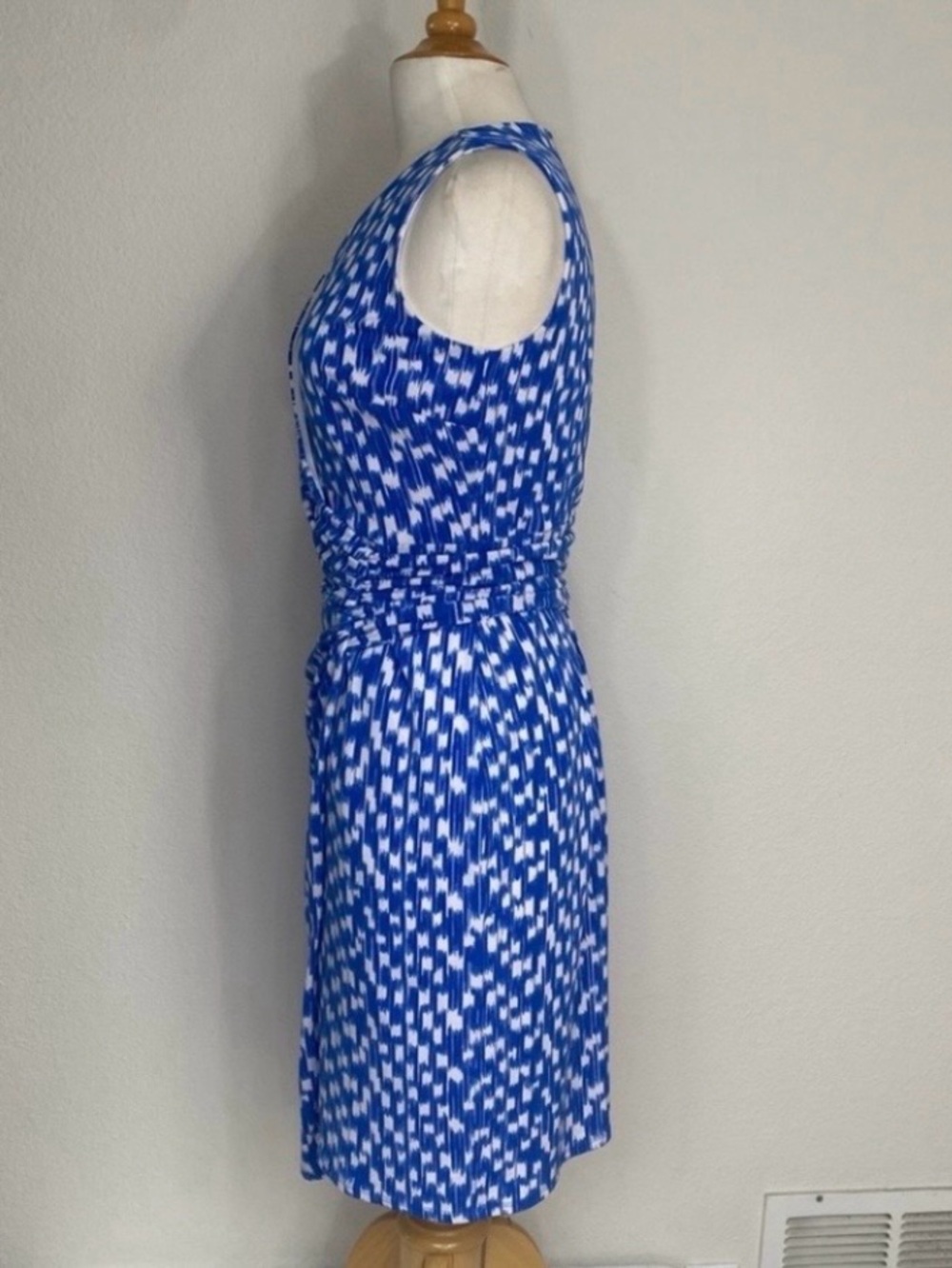 Ann Taylor Women Blue White Abstract V Neck Sleeveless Stretch Wrap Dress Size S - Picture 3 of 16